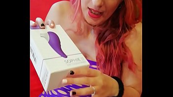 Gemma Gomory haciendo un Unboxing de un juguete sexual
