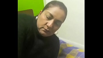 Una mujer madura y bien arrecha se masturba se mete el dedo